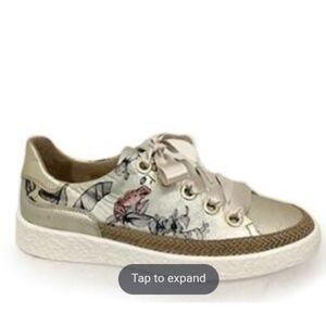 Beautyful Frog Sneaker - Cream and 🥇 Gold.Size 7.New Condition.
